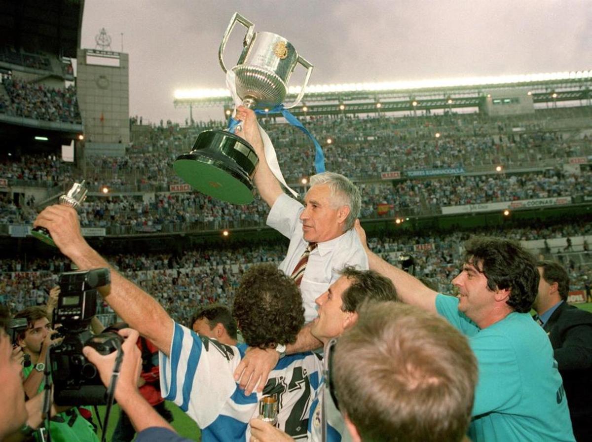 Arsenio Iglesias, entrenador del Deportivo, en plena celebración de la Copa de 1995.
