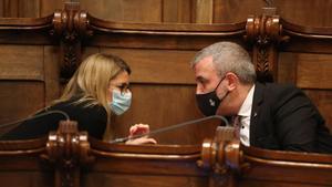 Elsa Artadi y Jaume Collboni conversan durante el pleno municipal.