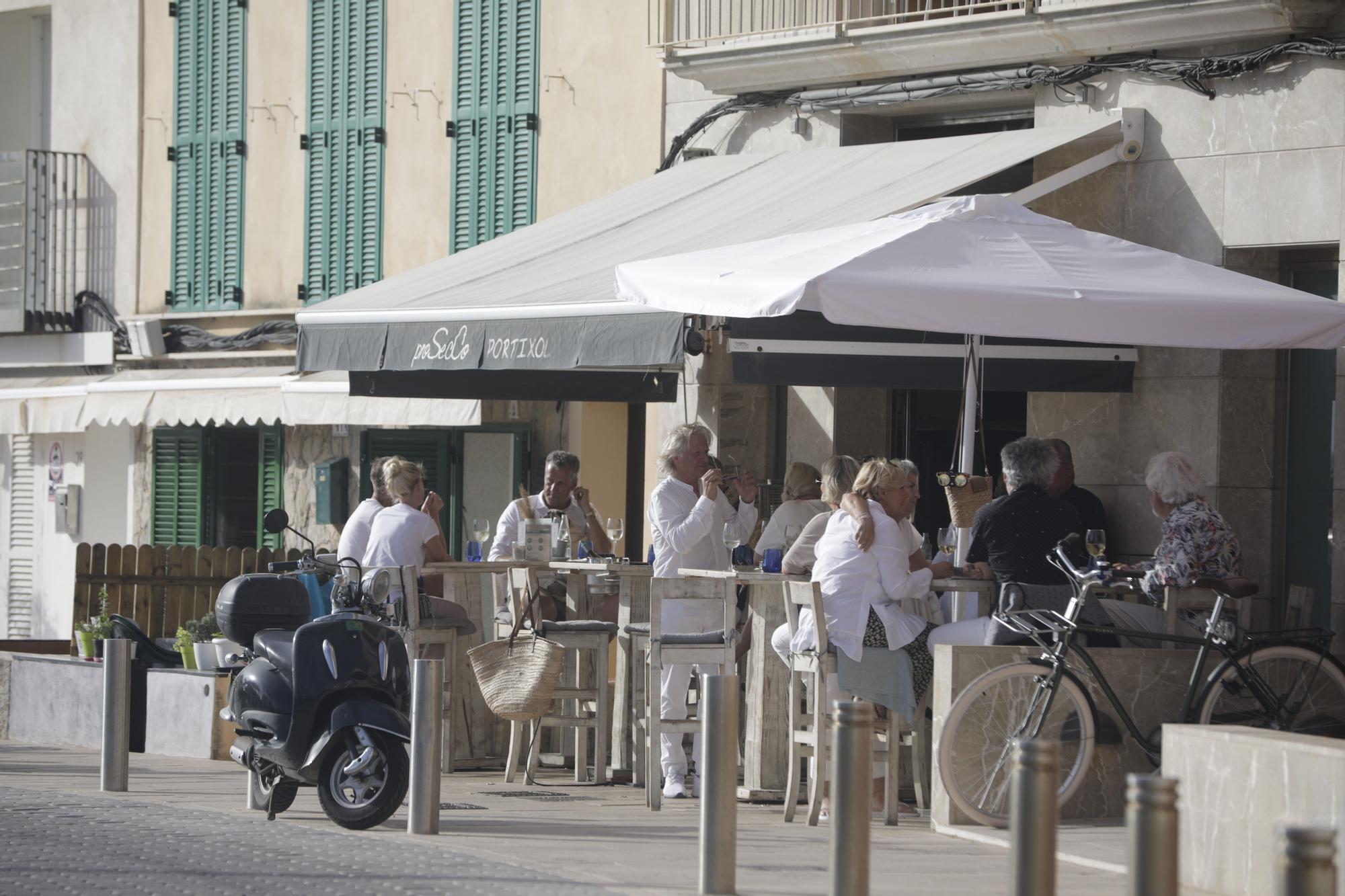 Terrazas repletas en Palma en el primer día  de la apertura ininterrumpida