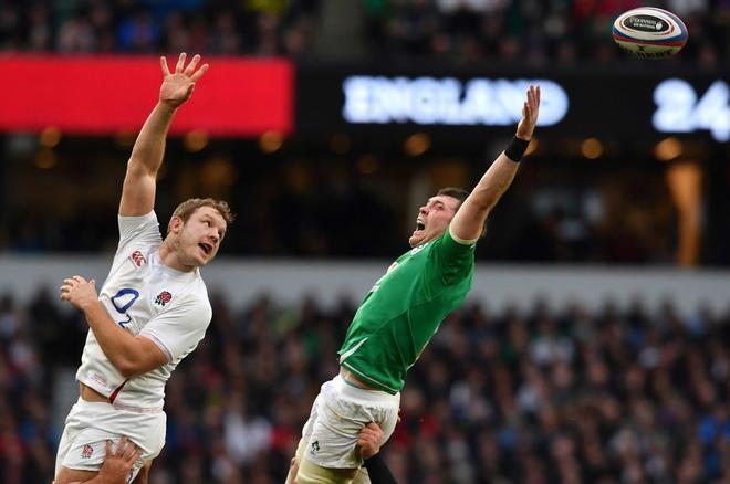 El inglés Joe Launchbury (izq.) y el irlandés Peter OMahony (der.) saltan a la línea de salida durante el partido internacional de rugby de las Seis Naciones entre Inglaterra e Irlanda en el Twickenham, al oeste de Londres.