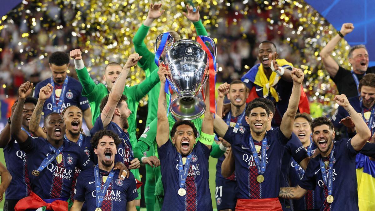 Marquinhos, al frente de sus compañeros del PSG, levanta el trofeo de campeón de la Champions.
