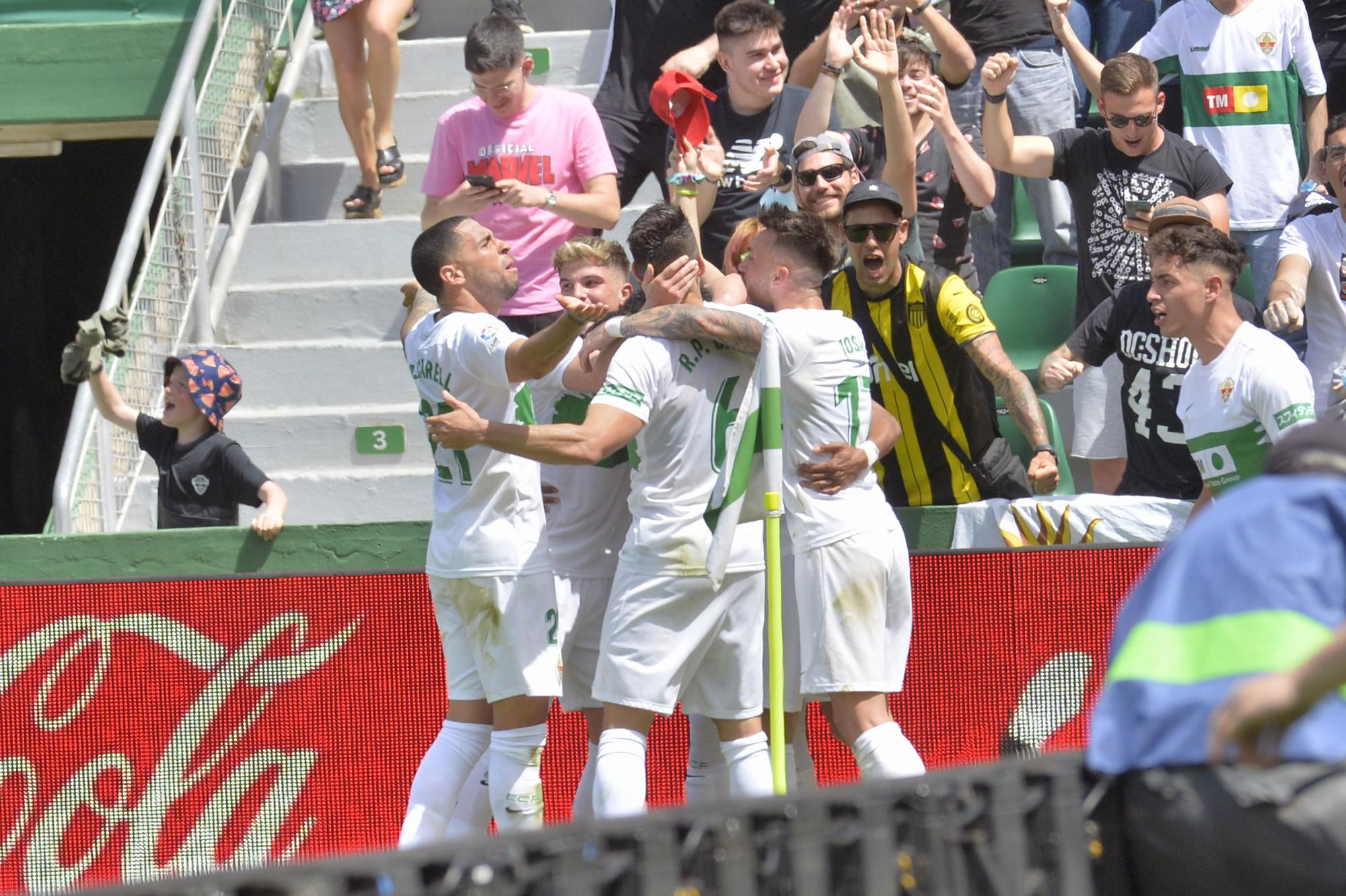 El Elche abraza la permanencia (3-0)