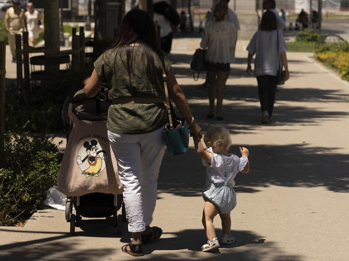 Una familia, en el madrileño parque del Retiro.