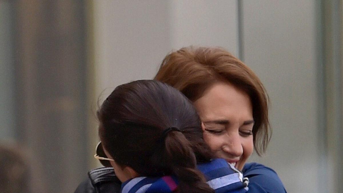 Paula Echevarría abrazada a una amiga