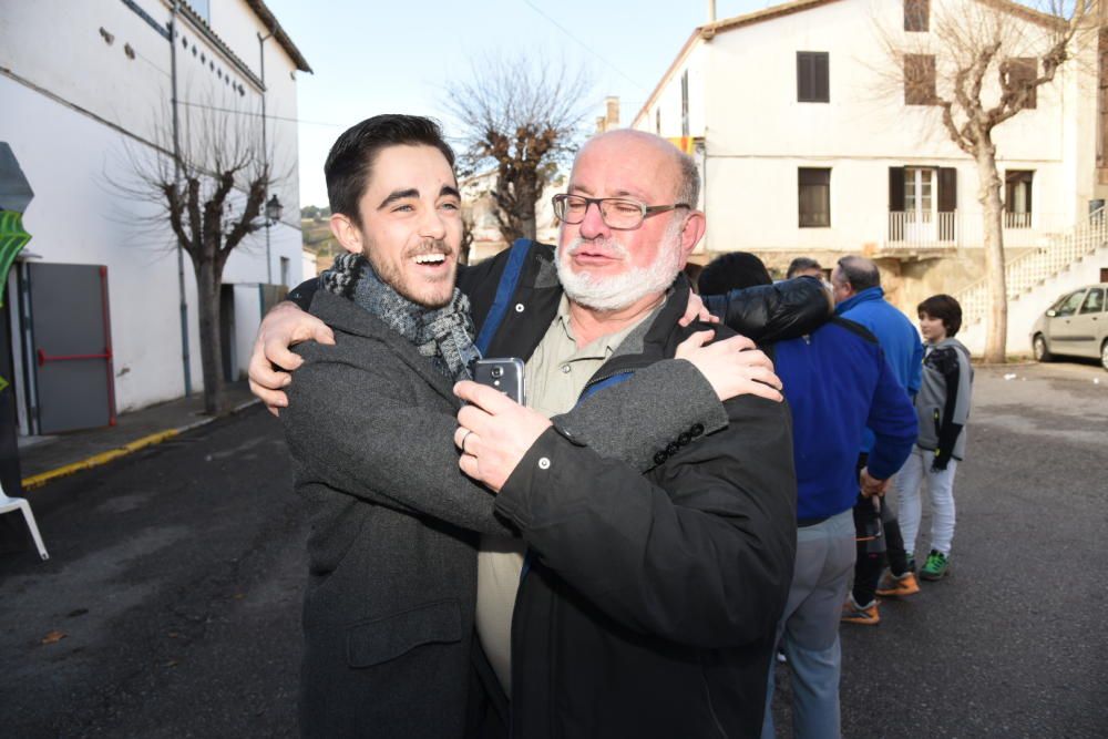 Veïns de l''Ametlla de Merola celebrant que els ha tocat la Grossa de Cap d''Any