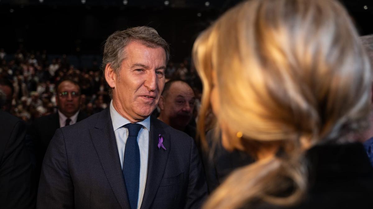 Yolanda Díaz se saluda con Alberto Núñez Feijóo