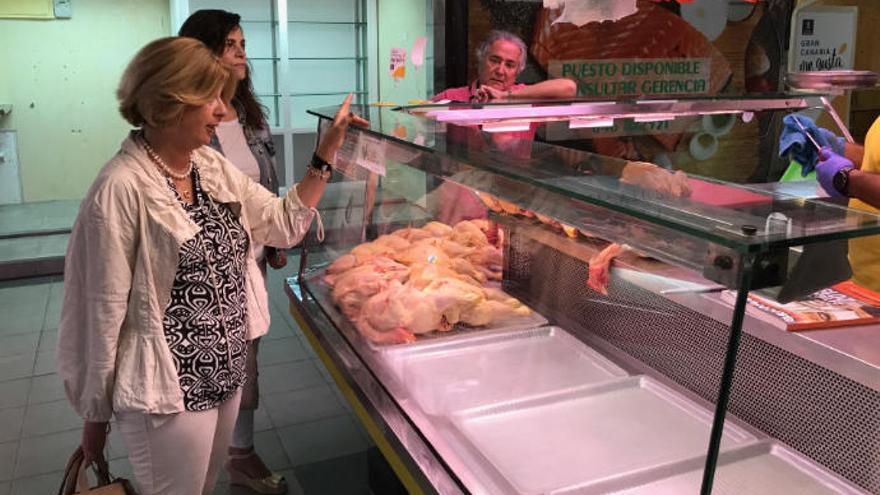 La portavoz popular, Pepa Luzardo, visita el Mercado de Altavista.