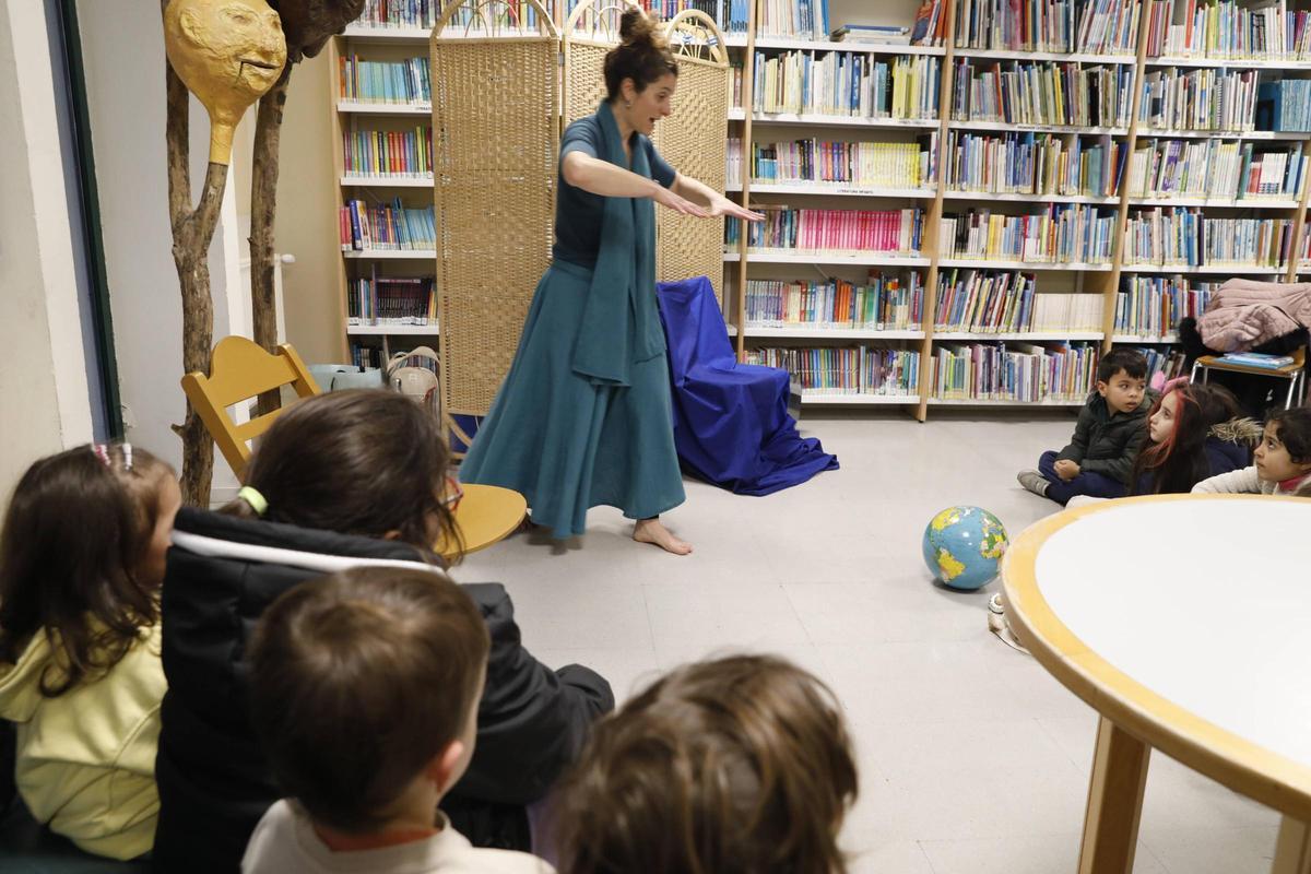 Un cuentacuentos este año en la biblioteca de La Luz.