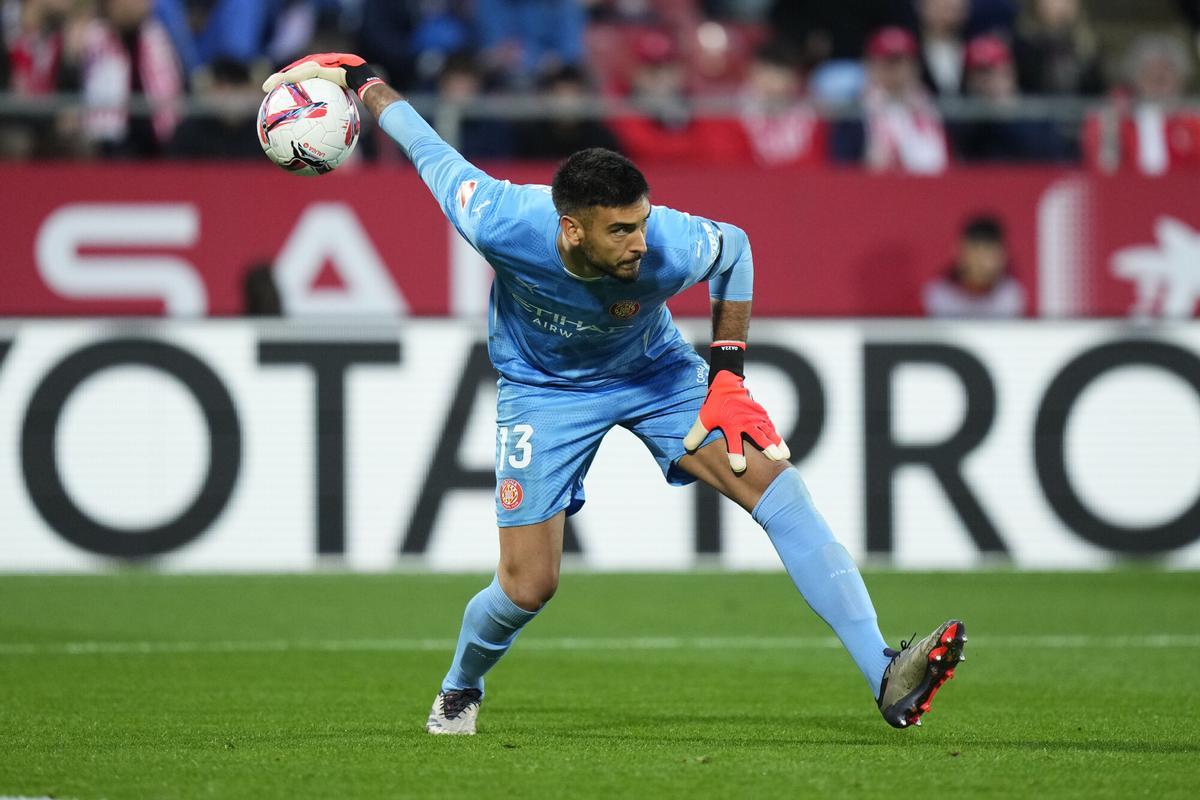 GIRONA, 02/11/2024.- El portero del Girona Gazzaniga, durante el partido de la 12ª jornada de LaLiga que el Girona y el Leganés disputan este sábado en el estadio de Montilivi, en Girona. EFE/Siu Wu. girona . leganes. liga españa 2024/2025 girona . leganes. 12. accion. montilivi