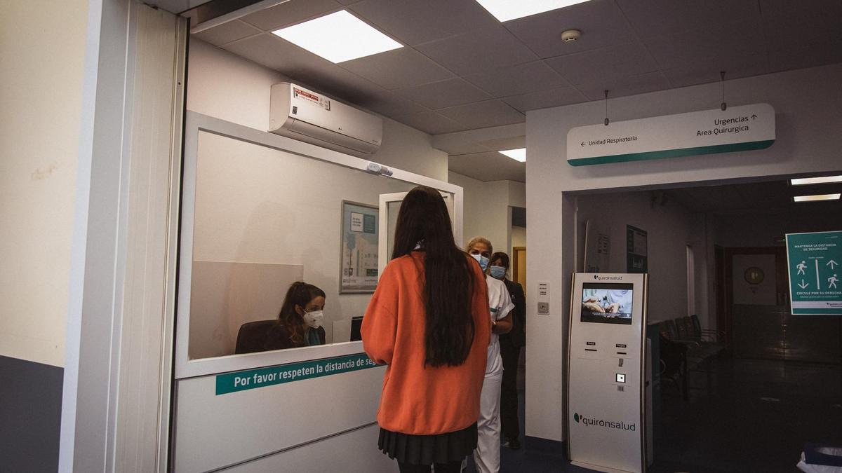 Acceso de entrada a Urgencias del Hospital Quirónsalud Clideba en Badajoz.