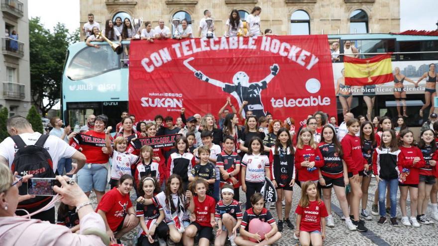 Celebración del Telecable Hockey, en la plaza Mayor, tras ganar su quinto título la temporada pasada. | Marcos León