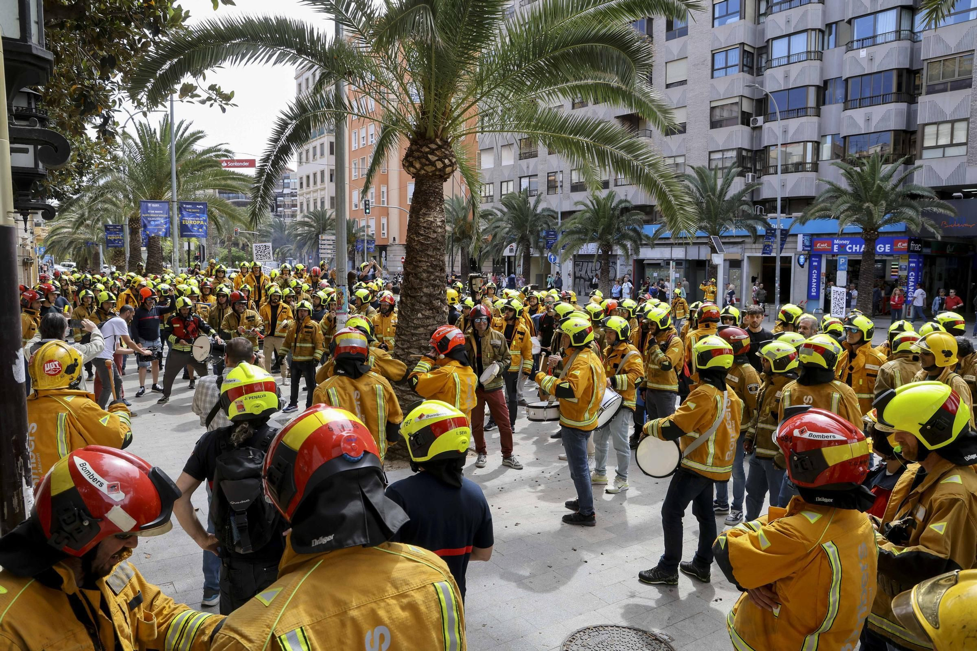 Protesta de los bomberos frente a la Diputación de Alicante