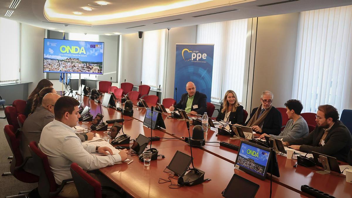 La alcaldesa inicia en Bruselas una agenda institucional con europarlamentarios para trasladar las peticiones del sector.