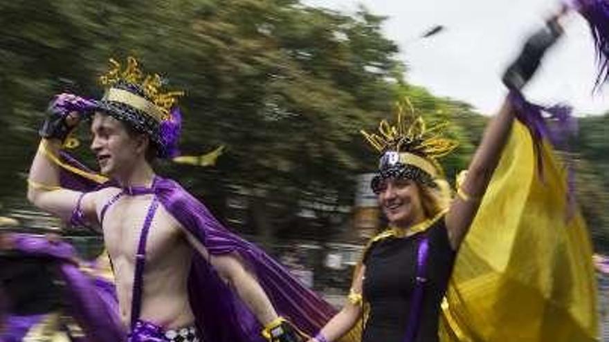 Varios participantes en el carnaval.