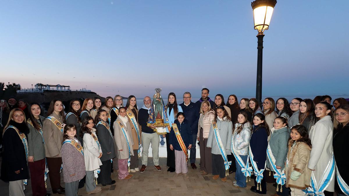 Reinas y damas en la foto con la patrona de Benidorm en la procesión de l´Alba.