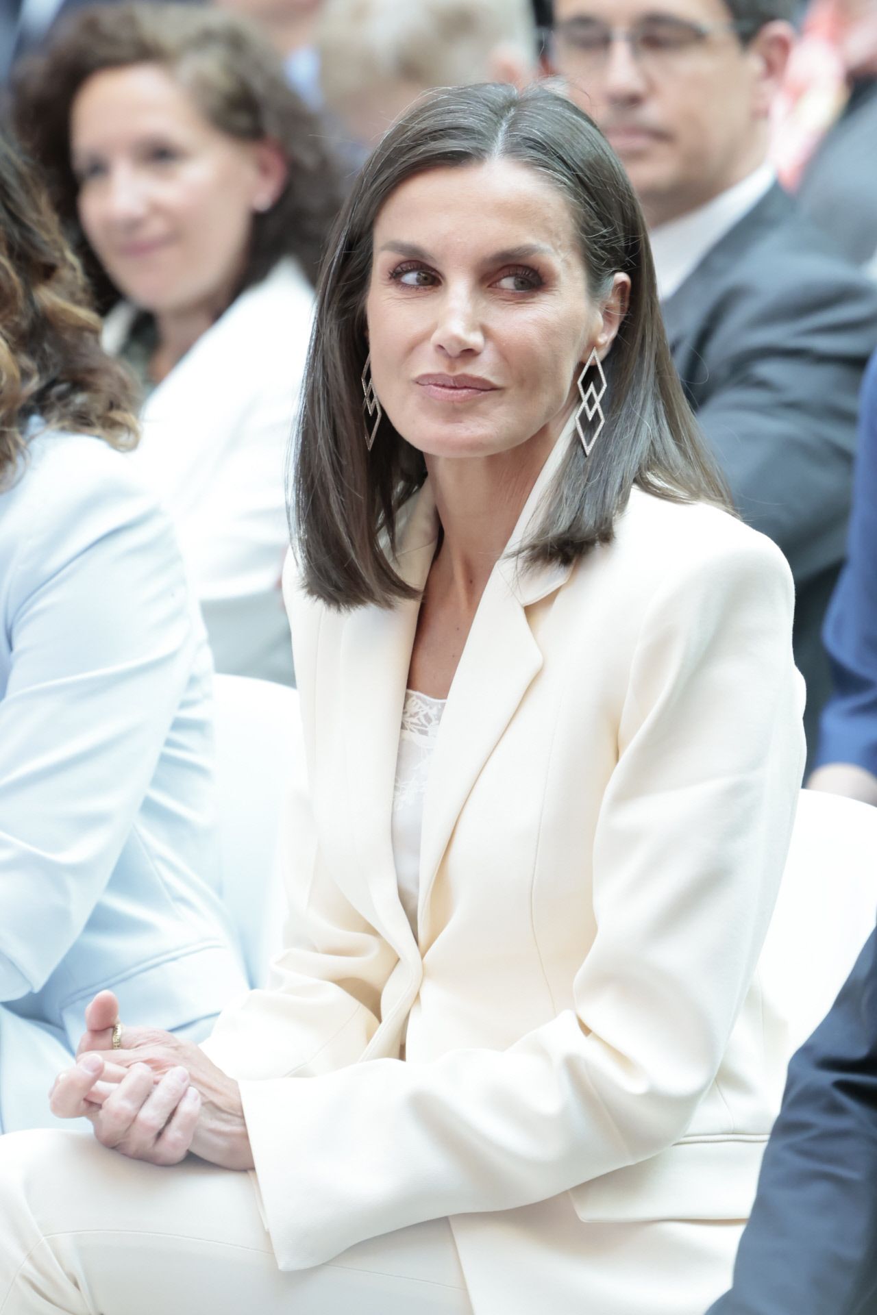 La reina Letizia estrena un traje de Victoria Beckham x Mango.