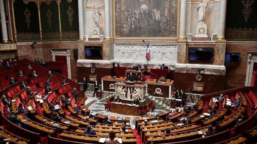 El primer ministro francés, Édouard Philippe, expone el plan de salida ante la Asamblea Nacional. // Efe