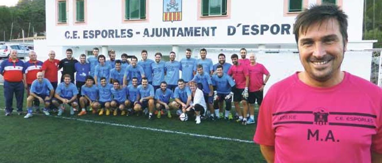 Miki Arjona y su plantilla antes de un entreno esta semana.