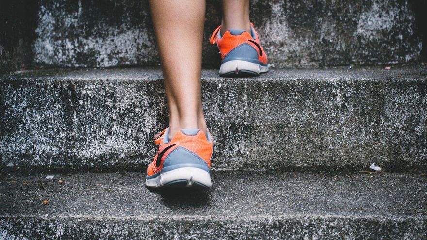 Uno de los mejores ejercicios que puedes hacer para adelgazar los muslos sin ir al gimnasio
