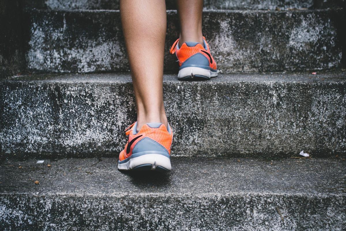 Subir escaleras es un buen ejercicio para quemar calorías y adelgazar.