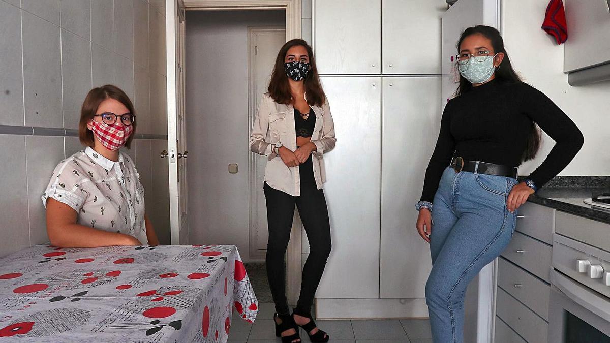 Rita, María y Fátima, en su piso de la zona universitaria de València en el que viven de alquiler.