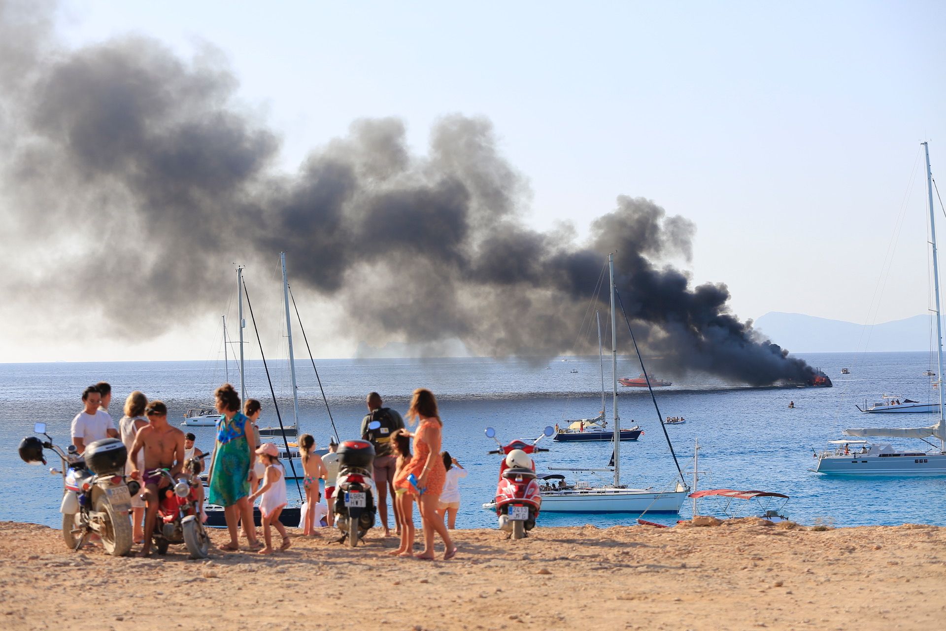 Arde un yate de unos 40 metros de eslora en Formentera.