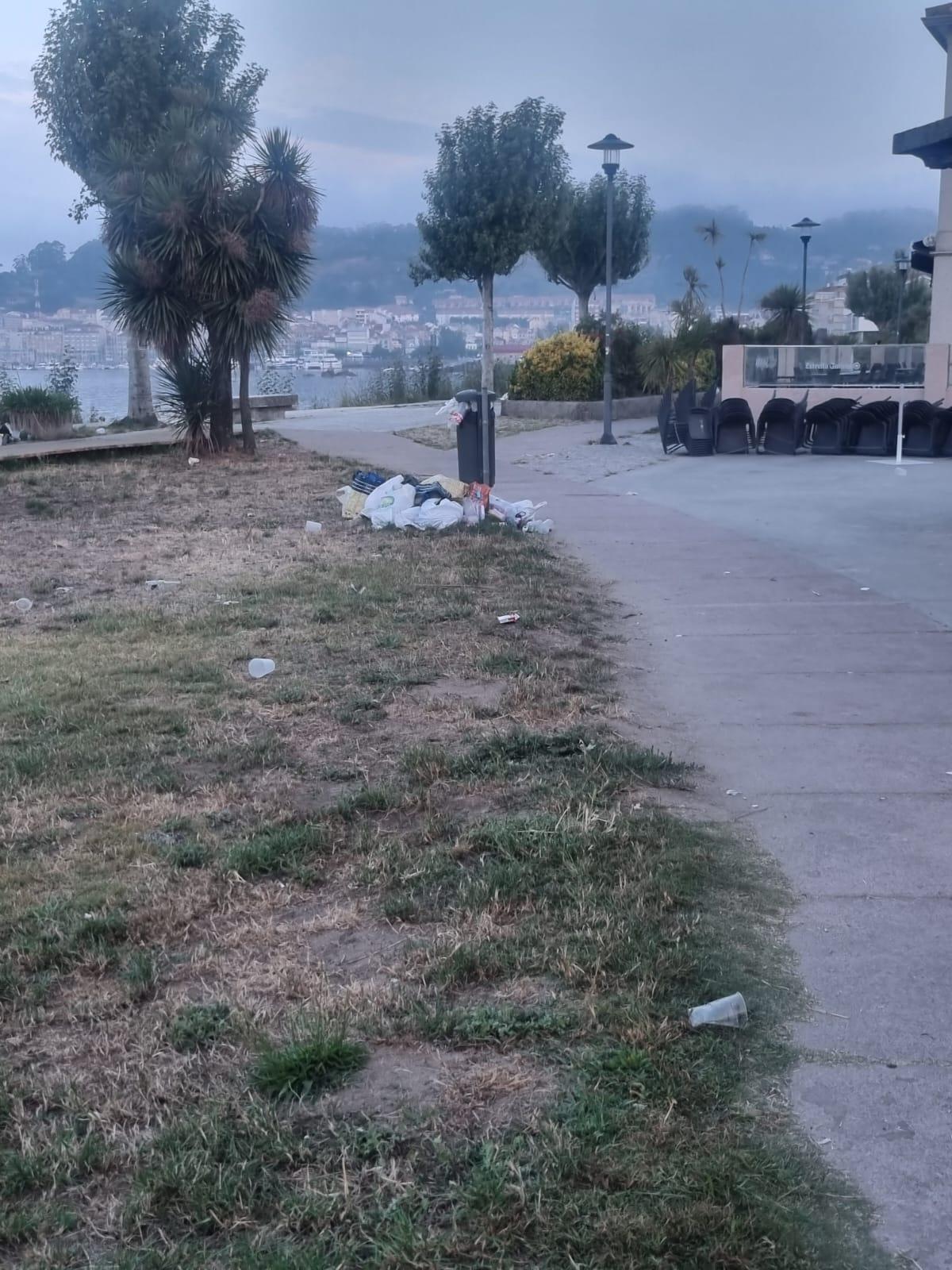 Los equipos de limpieza eliminan la basura de San Juan en las playas de Cangas