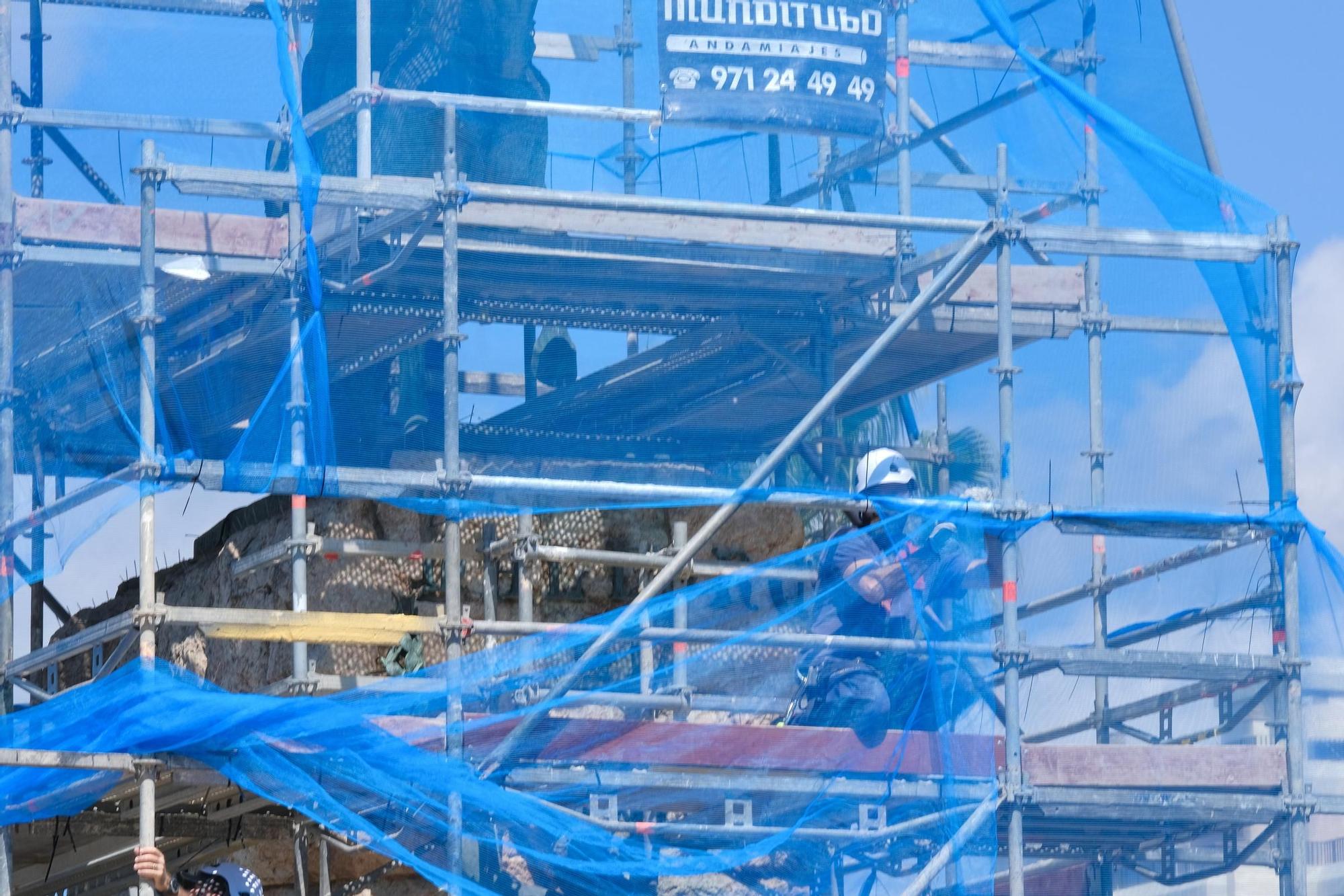 FOTOS: Montan un andamio en la plaza de España de Palma para restaurar la escultura de Jaume I