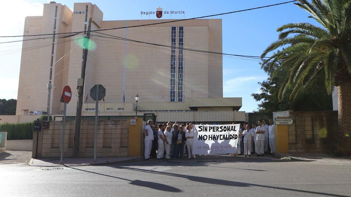 Protesta a las puertas de la residencia de mayores Domingo Sastre de Lorca.