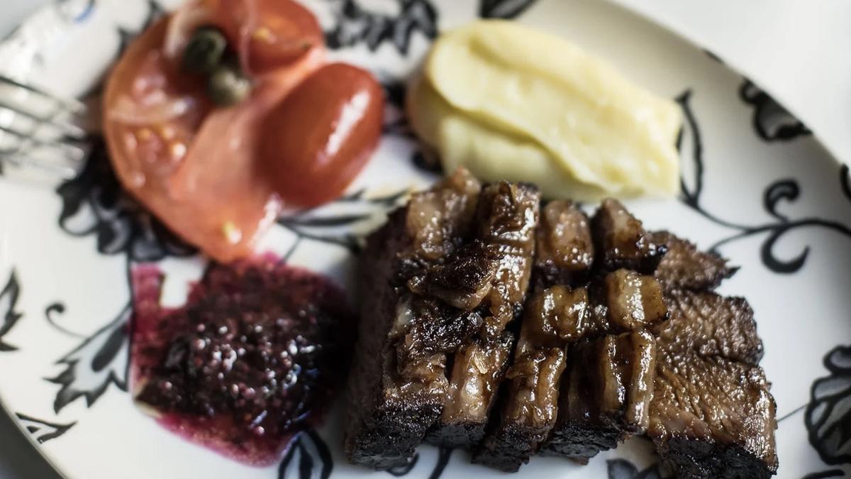 El entrecot con salsa y patatas de Café de París.