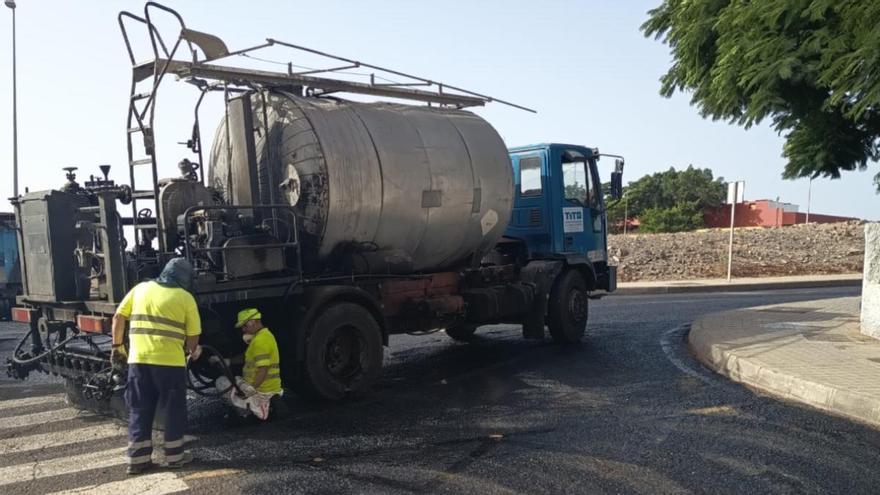 San Bartolomé inicia el reasfaltado del aparcamiento de El Lomo de Maspalomas y calles de El Tablero