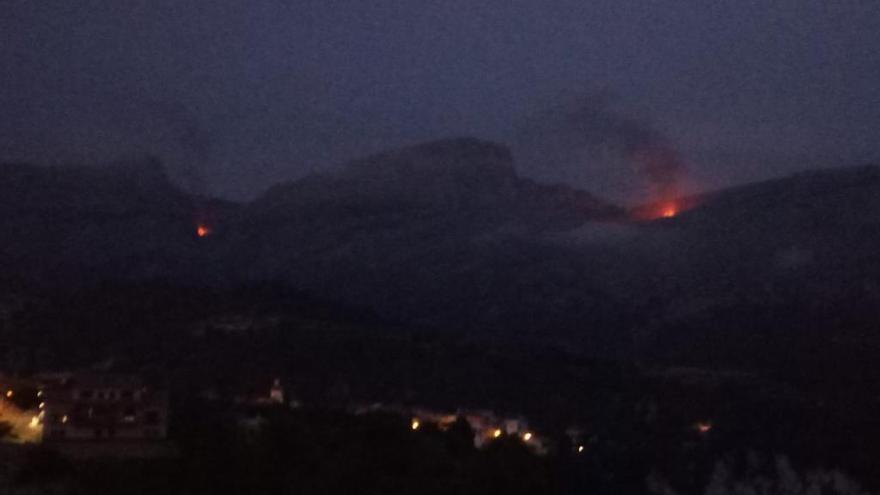 Los bomberos trabajan para atajar un incendio en Beniardá