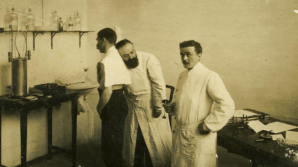 Tenir cura dels que curen | + Història Tenir cura dels que curen | + Història