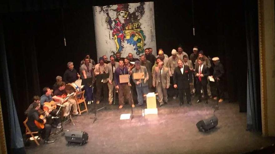 &quot;Los peseteros&quot;, ganadores del concurso durante la actuación.