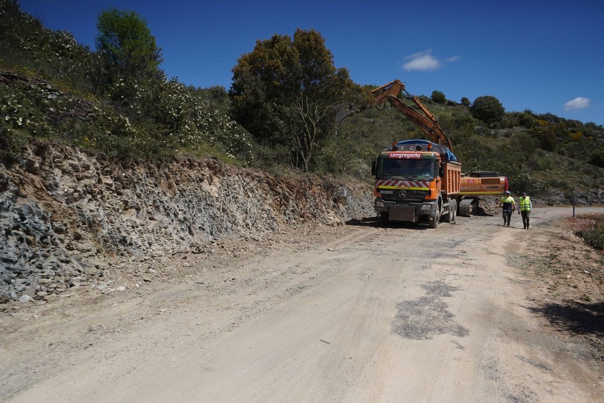 Primeros trabajos sobre el tramo de la carretera ZA-P-2223 que comunica la capital zamorana con Almaraz de Duero