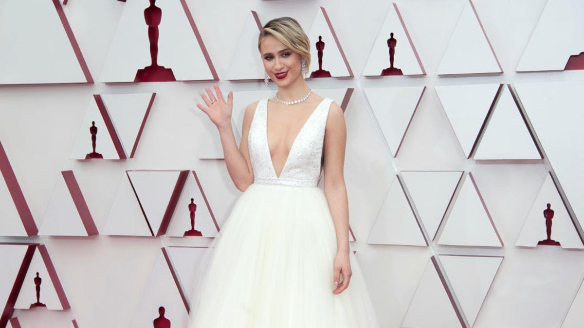 Maria Bakalova en la alfombra roja de la 93 edición de los premios Oscar