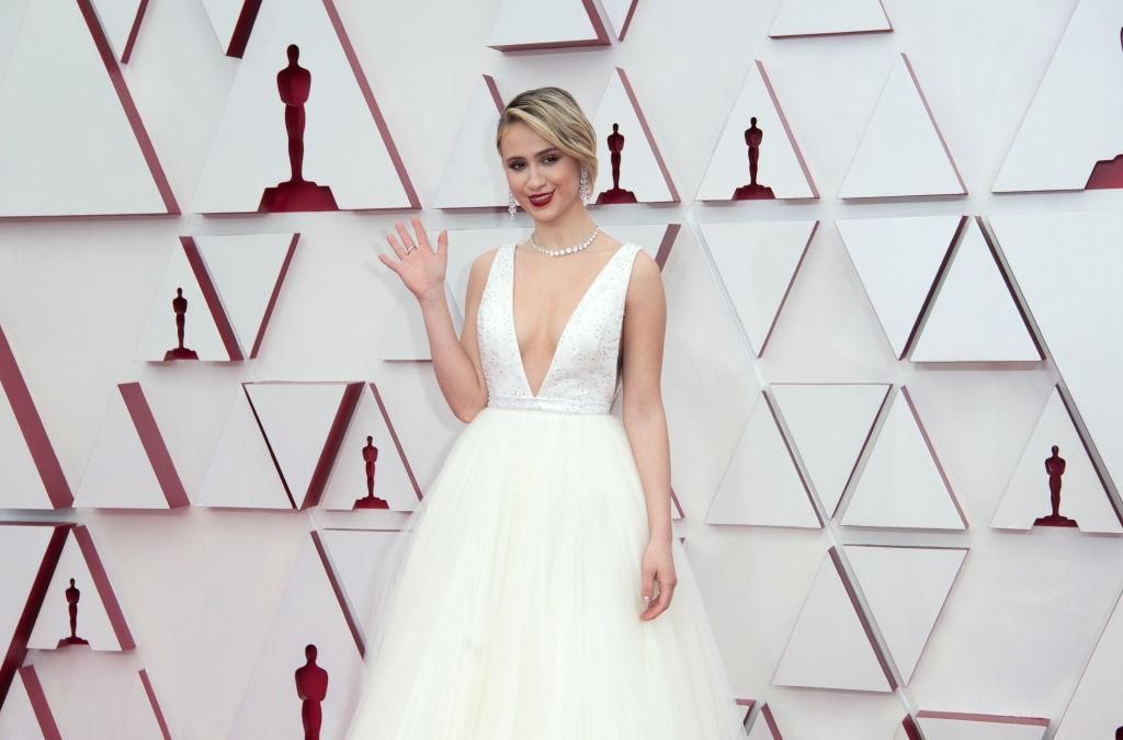 Maria Bakalova en la alfombra roja de la 93 edición de los premios Oscar
