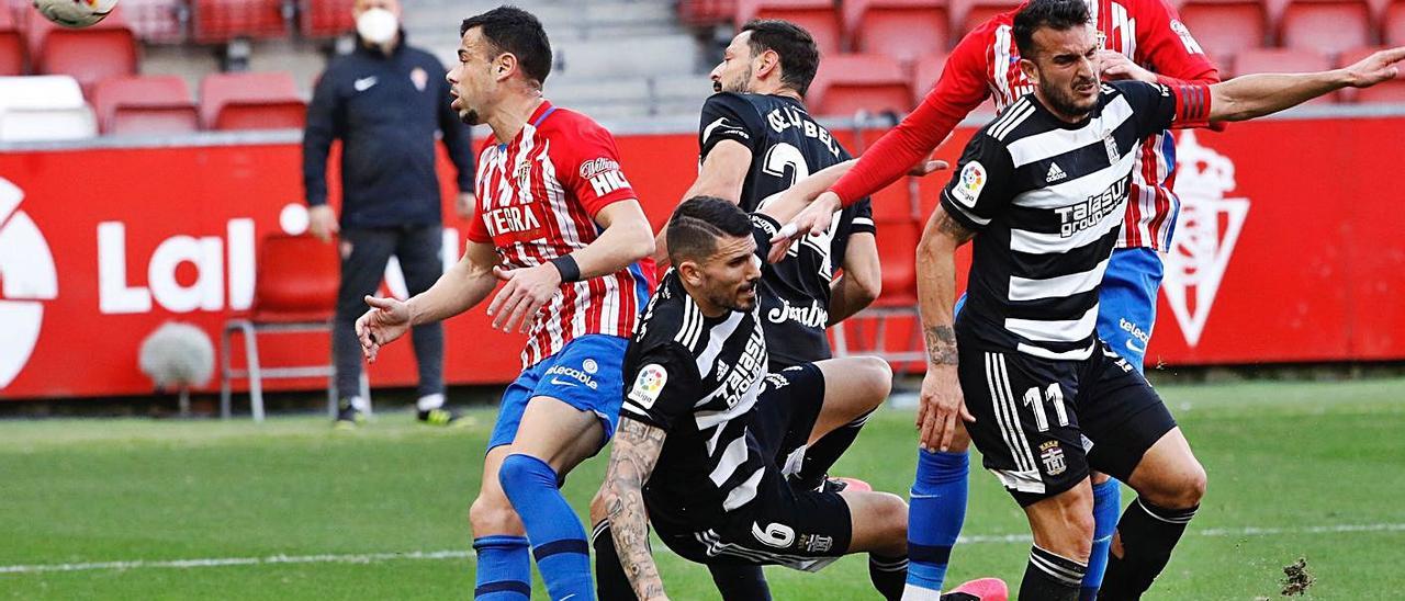 Uno de los barullos en el centro del campo durante el partido de ayer con, por la izquierda, Javi Fuego, De la Bella, Datkovic, Gragera y Elady.