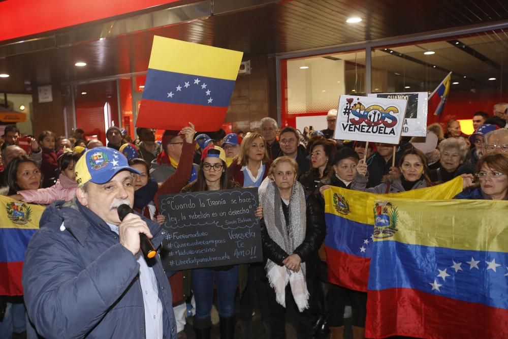 Los manifestaciones se reunieron en la farola de Urzáiz