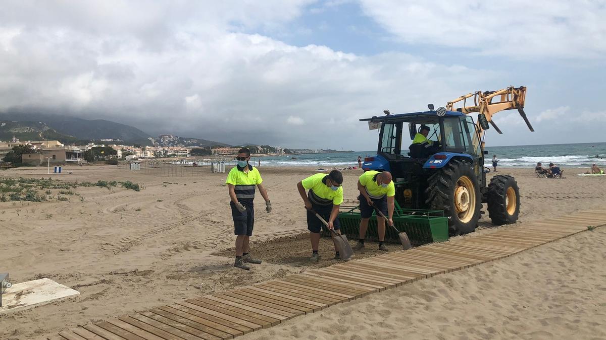 Los operarios ya han instalado las pasarelas de acceso.