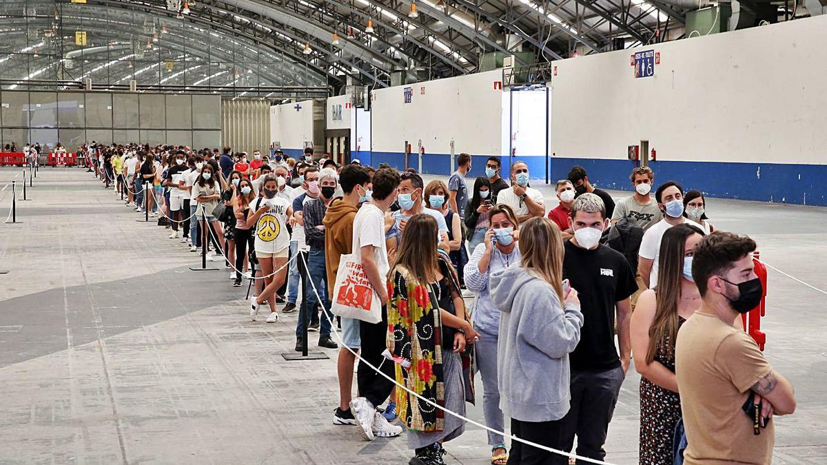 Jóvenes en la cola para vacunarse en el iFevi, el mes pasado. |   // MARTA G. BREA