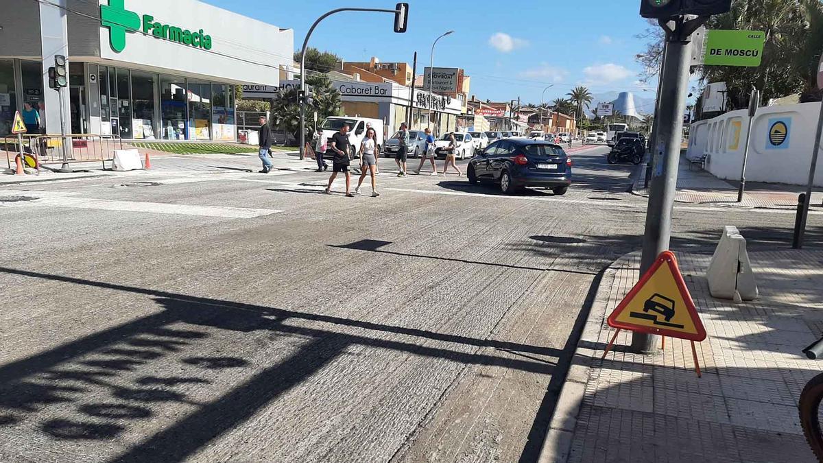 Los trabajos de asfaltado para terminar las obras en el Rincón de Benidorm.