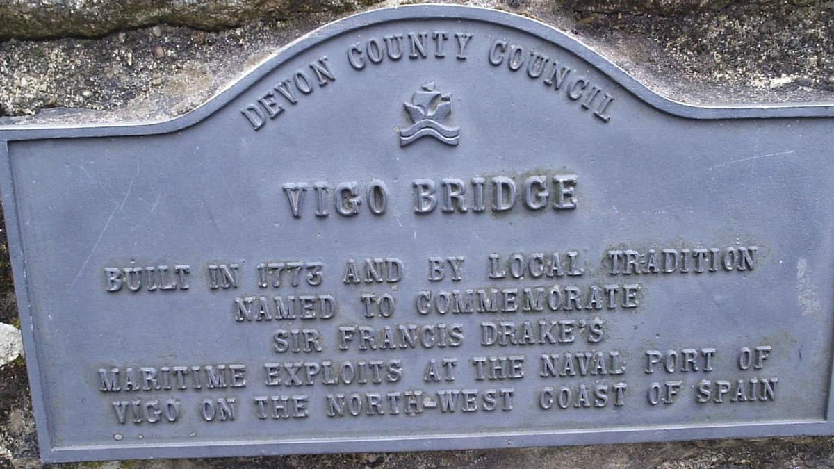 Placa del puente Vigo Bridge, que rinde homenaje a las hazañas de su héroe local, Drake
