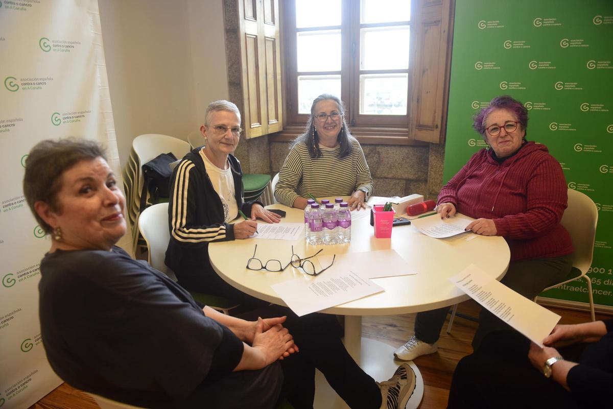 Emilia Priegue (izqd.), junto con otras compañeras, durante una de las sesiones del taller de teatro, en la sede de la AECC (C/REal, 1, 1º), en A Coruña.