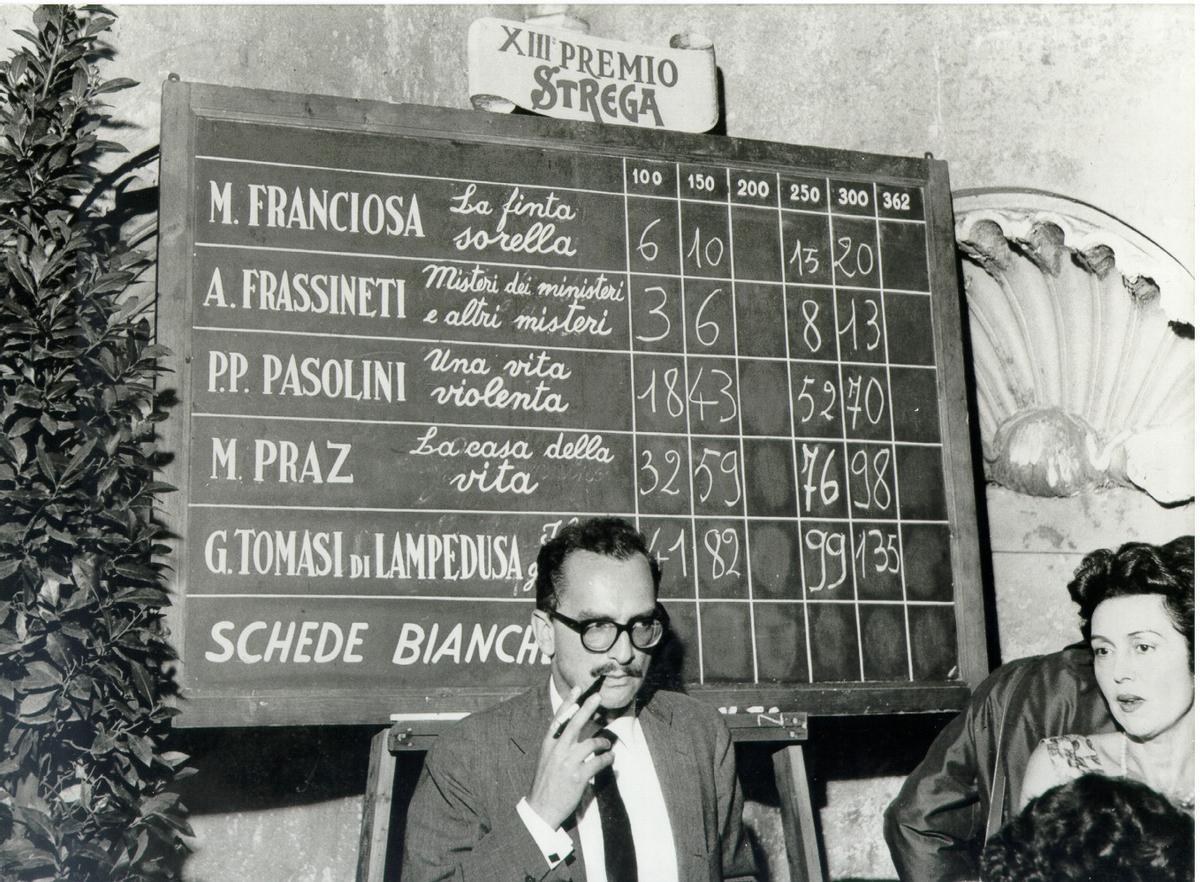 Giangiacomo Feltrinelli, durante las nominaciones del Premio Strega de 1959 que finalmente ganó 'El gatopardo', que él publicó originalmente.