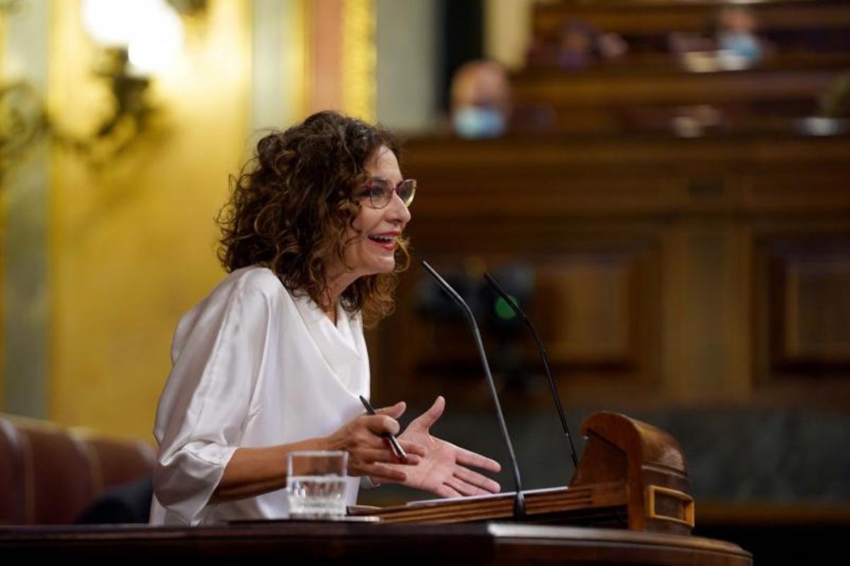 La ministra de Hacienda y Función Pública, María Jesús Montero, en la segunda jornada de debate de las siete enmiendas a la totalidad del proyecto de ley de Presupuestos Generales del Estado para 2022, este 4 de noviembre de 2021, en el Congreso.