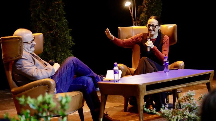 Edu Galán y Leonor Watling, en el Antiguo Instituto de Gijón, durante el encuentro. | JUAN PLAZA