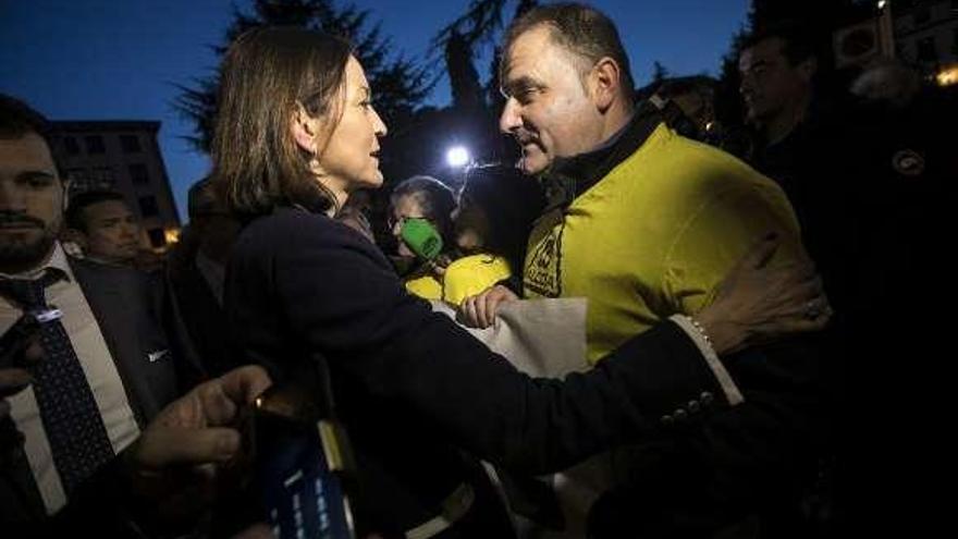 La Ministra habla con Juan Bautista Huergo, empleado de Alcoa.