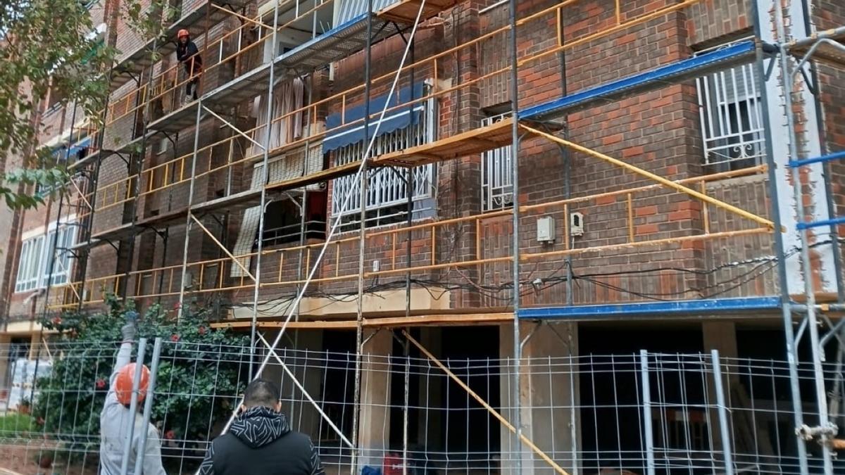 Operarios de la empresa durante las tareas de desmontaje de los andamios.