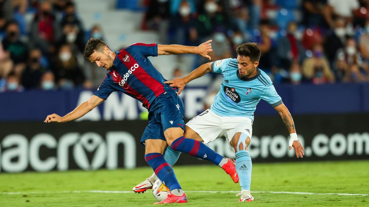 Beltrán presiona a Radoja durante un partido ante el Levante.